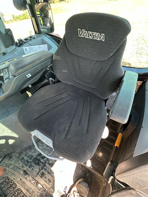 Used Valtra G135 V Tractor for sale